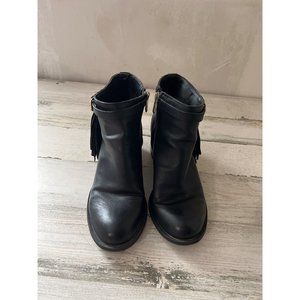 Circus by Sam Edelman woman’s black zip ankle boots with tassels size 7M